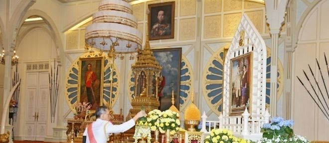 Le nouveau roi de Thailande Maha Vajiralongkorn se recueille devant le portrait de son pere, le roi defunt Bhumibol Adulyadej, le 1er decembre 2016 a Bangkok