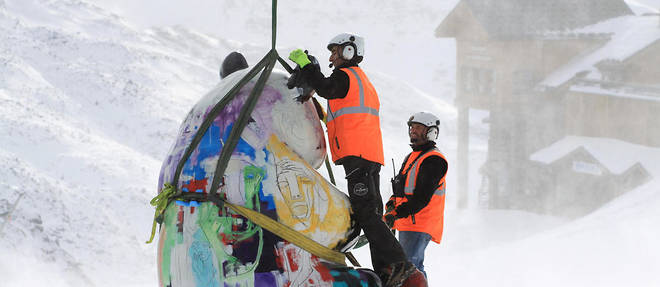 L'artiste Julien Marinetti installe actuellement une serie de pandas geants que les skieurs pourront cotoyer sur les pistes de Courchevel.