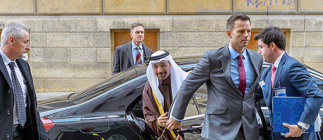 Big deal. Khaled al-Faleh, ministre saoudien du Petrole, a son arrivee au siege de l'Opep, a Vienne, le 30 novembre. Il lache : << J'espere que nous parviendrons a un accord. >>