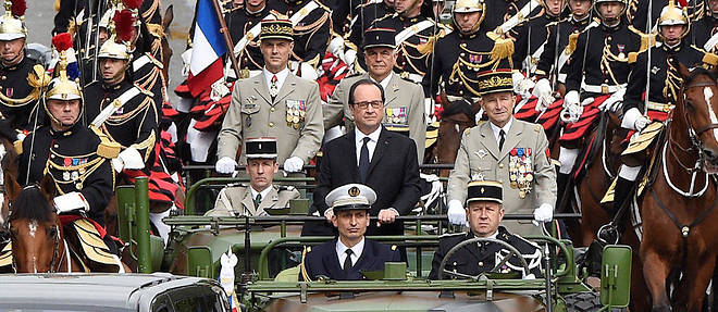 Francois Hollande arrive sur les Champs-Elysees pour assister au defile des forces armees le 14 juillet 2016. 