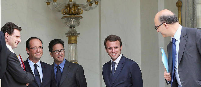 Chateau. Francois Hollande, entoure de trois de ses conseillers, Philippe Leglise-Costa, Aquilino Morelle et Emmanuel Macron, raccompagne son ministre de l'Economie Pierre Moscovici sur le perron de l'Elysee, le 31 juillet 2012.