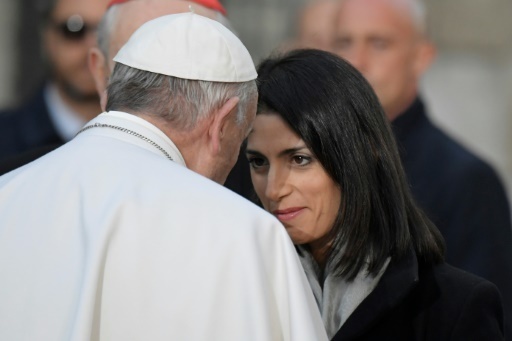La maire de Rome Virginia Raggi accueille le pape lors d'une ceremonie place d'Espagne, le 8 decembre 2016