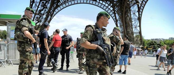 Des soldats patrouillent autour de la tour Eiffel dans le cadre du plan Vigipirate. (photo d'illustration)