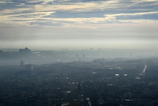 Vue generale de Paris, le 9 decembre 2016 enveloppe dans un nuage de pollution