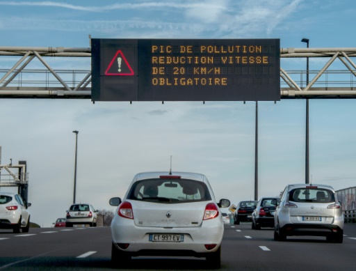 Des voitures sur le périphérique de Lille le 8 décembre 2016 roulent sous un panneau indiquant un pic de pollution © Philippe HUGUEN AFP