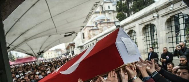 12 decembre 2016 a Istanbul, cercueil de l'officier de police Hasim Usta tue lors de l'attentat meurtrier de samedi a Istanbul.