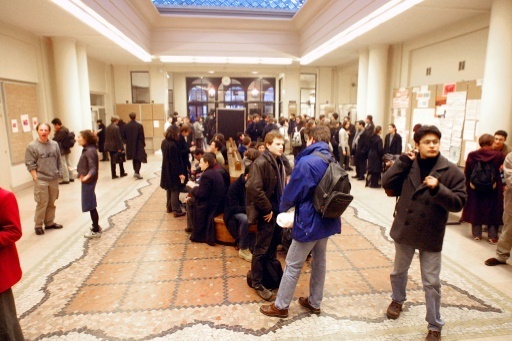 Des etudiants patientent, le 27 fevrier 2001, dans le hall d'entree de l'Institut d'etudes politiques (IEP) de Paris