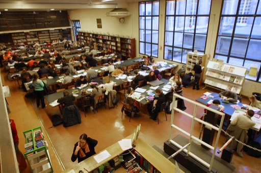 Des étudiants  le 27 février 2001, dans la bibliothèque de l'Institut d'études politiques (IEP) de Paris © FRANCOIS GUILLOT AFP