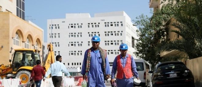 Des travailleurs etrangers pres d'un site de construction, a Doha au Qatar, le 6 decembre 2016