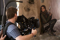 Le réalisateur Gareth Edwards et l'actrice Felicity Jones (Jyn Erso) sur le tournage de Rogue One : a Star Wars Story. ©null