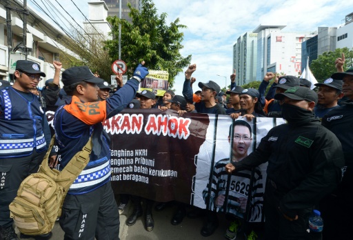 Des musulmans indonésiens manifestent près du tribunal où est jugé pour blasphème le gouverneur chrétien de Jakarta Basuki Tjahaja Purnama, surnommé "Ahok", à Jakarta le 13 décembre 2016 © ADEK BERRY AFP