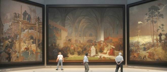 Des visiteurs regardent l'"Epopee slave" de l'artiste tcheque d'Art nouveau, Alfons Mucha le 10 mai 2012 dans une galerie de Prague