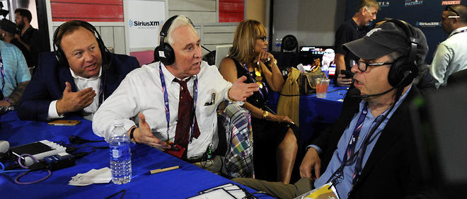 Alex Jones (ici a gauche de la photo) dirige Infowars et anime une emisison de radio. 
