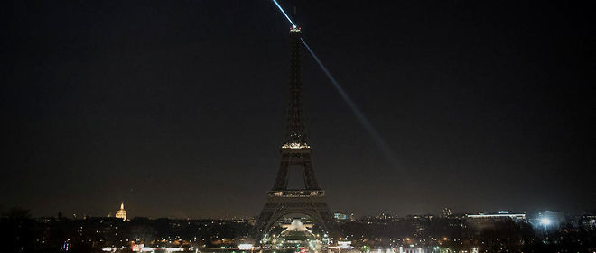 Ce mercredi 14 decembre, la tour Eiffel est restee eteinte en soutien aux habitants d'Alep. 