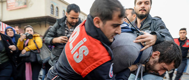 Arrestation lors d'une manifestation a Istanbul le 6 novembre. Les manifestants protestaient contre l'arrestation de deputes du HDP, le parti pro-kurde qui avait fait son entree au Parlement lors des dernieres elections.