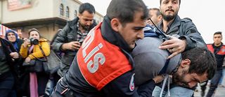 Arrestation lors d'une manifestation à Istanbul le 6 novembre. Les manifestants protestaient contre l'arrestation de députés du HDP, le parti pro-kurde qui avait fait son entrée au Parlement lors des dernières élections.