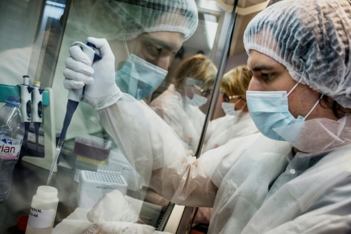 Un technicien de la police technique et scientifique exploite un ADN, le 19 juin 2014 a Ecully (pres de Lyon)