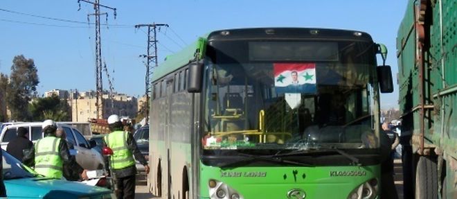 Arrivee d'un bus le 15 decembre 2016 a Alep pour l'evacuation de civils et d'insurges