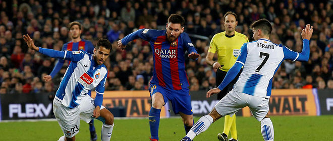 Lionel Messi dribble toute la defense de l'Espanyol avant le but de Suarez.