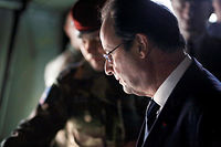 François Hollande, président de la République, lors de la visite de la base aérienne de Creil, abritant une partie des services de la Direction du renseignement militaire. ©Denis ALLARD