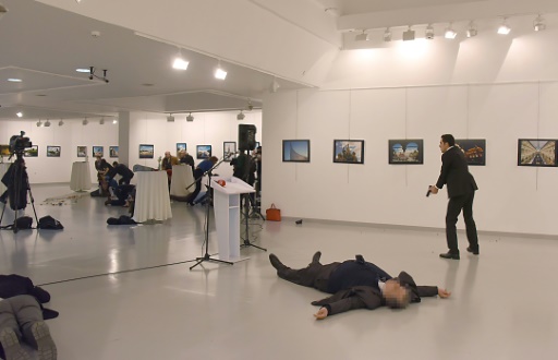 L'ambassadeur russe à Ankara Andreï Karlov est à terre après avoir été la cible d'un tueur (d), lors de la visite d'une exposition à Ankara, le 19 décembre 2016 © STRINGER AFP