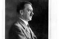 De 1919 à 1930, la Haute Commission fiche des centaines de personnalités allemandes, dont Adolf Hitler.