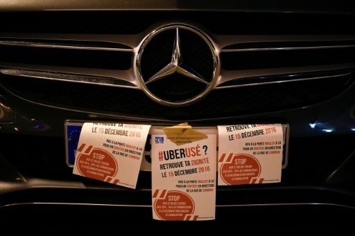 Des affichettes collees sur le vehicule d'un chauffeur VTC lors d'une manifestation, le 15 decembre 2016 a Paris