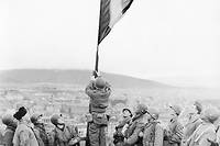 Belfort est repris. Le 25 novembre 1944, le drapeau français flotte de nouveau au sommet  de la citadelle de Belfort. C’est grâce aux renseignements fournis par  Albert Meyer juste avant son arrestation par la Gestapo que l’offensive  sur Belfort de la 1re armée du général de Lattre de Tassigny a pu être  déclenchée. ©Tallandier/Rue des Archives