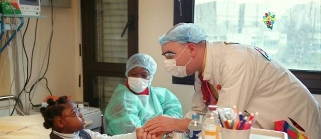 L'hopital parisien Robert Debre, accompagne l'hospitalisation des enfants depuis plusieurs annees, ici l'intervention d'un commedien "le Dr Reve" le 31 janvier 2002