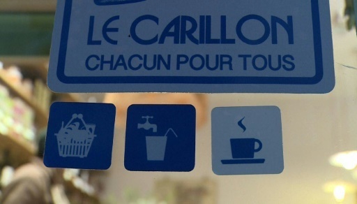 L'autocollant du reseau Le Carillon s'est repandu depuis quelques mois sur les vitrines de cafes, restaurants, pharmacies, poissonneries parisiennes