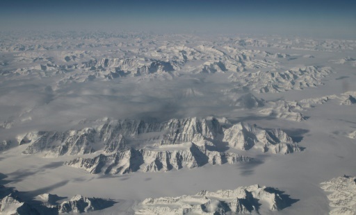 Vue aerienne du littoral nord-est du Groenland, le 26 mars 2016