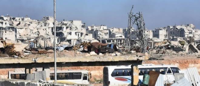 Des autobus vides utilises pour evacuer des Syriens d'Alep-Est dans le sud de la ville le 20 decembre 2016