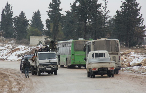 Des véhicules transportant des civils évacués de Foua et Kafraya, à leur arrivée le 22 décembre 2016 à Rashidin © Omar haj kadour AFP