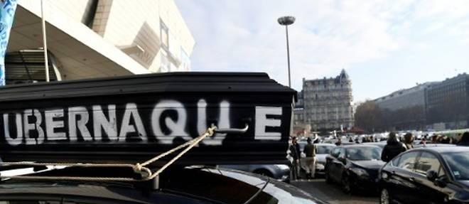 Des chauffeurs VTC manifestent contre la societe americaine Uber, le 15 decembre 2016 a Paris