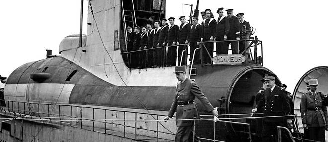 Gloire. Le general de Gaulle et l'amiral Muselier debarquent du << Surcouf >>, vers 1940. Le second fut soupconne de vouloir livrer ce sous-marin aux Anglais.