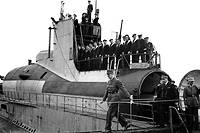 Gloire. Le général de Gaulle et l’amiral Muselier débarquent du « Surcouf », vers 1940. Le second fut soupçonné de vouloir livrer ce sous-marin aux Anglais. ©KEYSTONE-FRANCE