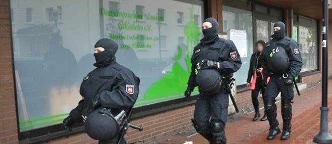 Operation de police contre la mosquee de Hildesheim, le 8 novembre 2016 en Allemagne