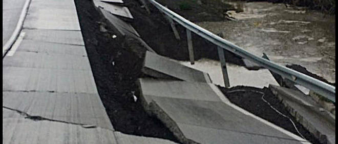 Pont endommage par le seisme, sur l'ile de Chiloe, a quelque 1 000 kilometres au sud de la capitale Santiago.