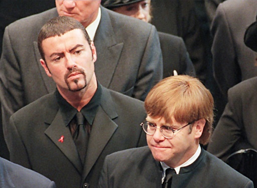 Le chanteur britannique George Michael et Elton John, autre star de la pop anglaise, aux obsèques de la princesse Diana le 6 septembre 1997 © JOHNNY EGGITT AFP/Archives