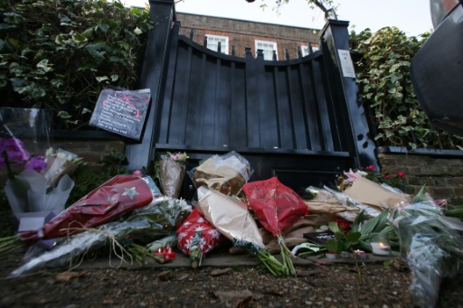Des bouquets de fleurs déposés devant le domicile londonien de George Michael le 26 décembre 2016 © Daniel LEAL-OLIVAS AFP