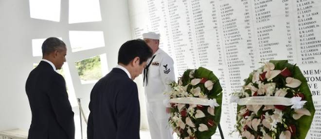 Le Premier ministre japonais Shinzo Abe (g) et le president americain Barack Obama ont depose des couronnes de fleurs le 27 decembre 2016 devant le mur sur lequel sont inscrits les noms des 1.177 victimes de Pearl Harbor, sur l'archipel d'Hawai
