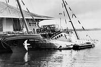 Scandale. Le Rainbow Warrior de Greenpeace, le 10 mai 1985,  en Nouvelle-Zelande. L'organisation ecologiste s'appretait a rallier  Mururoa avec d'autres navires pour denoncer les essais nucleaires  francais. (C)TUCKER/ACIKALIN/SIPA