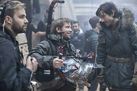 Le réalisateur Gareth Edwards (milieu) et l'acteur Diego Luna (droite) sur le tournage de Star Wars : Rogue One.