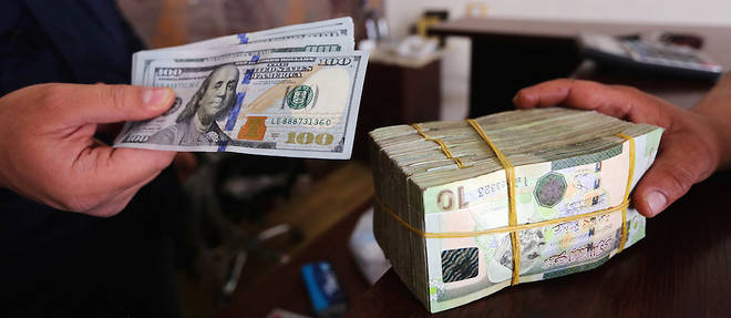 A Tripoli, le change entre dollars et dinars libyens est un passage oblige pour faire des achats localement ou pour sortir du pays.