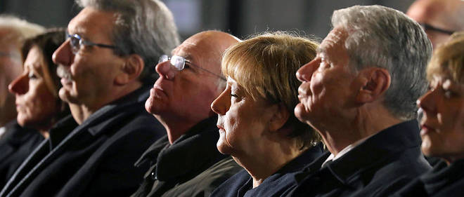 Soudes. Angela Merkel, lors de la messe en hommage aux victimes de l'attentat dans l'eglise du Souvenir, le 20 decembre. La chanceliere est entouree du president allemand, Joachim Gauck (a dr.), et du president du Bundestag, Norbert Lammert.