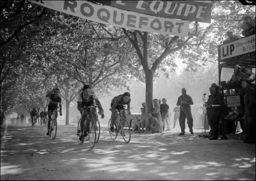 Ferdi Kubler (2e a g) remportant la 14e etape du Tour 1954, entre Toulouse et Millau, le 22 juillet 1954, devancant Louison Bobet (d)  et Raphael Geminiani (g)