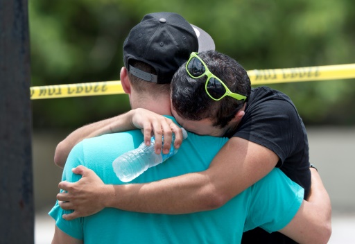 Devant la boîte de nuit le Pulse à Orlando, en Floride, au lendemain de la fusillade, le 12 juin 2016 © Gregg NEWTON AFP/Archives