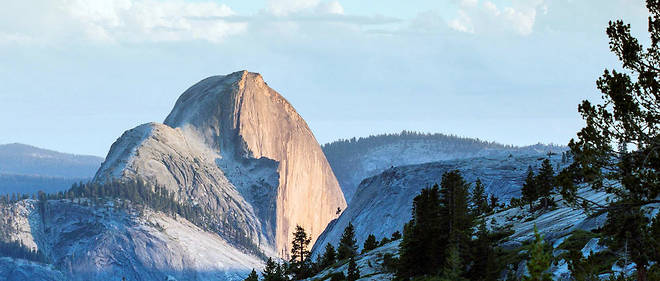 Le legendaire Half Dome domine la vallee de Yosemite.