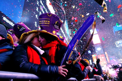 Un couple marque le douzième coup de minuit à New York, le 1er janvier 2017 © EDUARDO MUNOZ ALVAREZ AFP