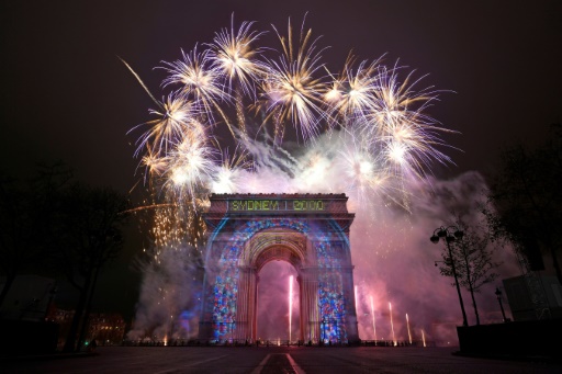 Des feux d'artifices explosent au-dessus de L'Arc de Triomphe à Paris lors des celébrations du Nouvel An, le 1er janvier 2017 © Lionel BONAVENTURE AFP